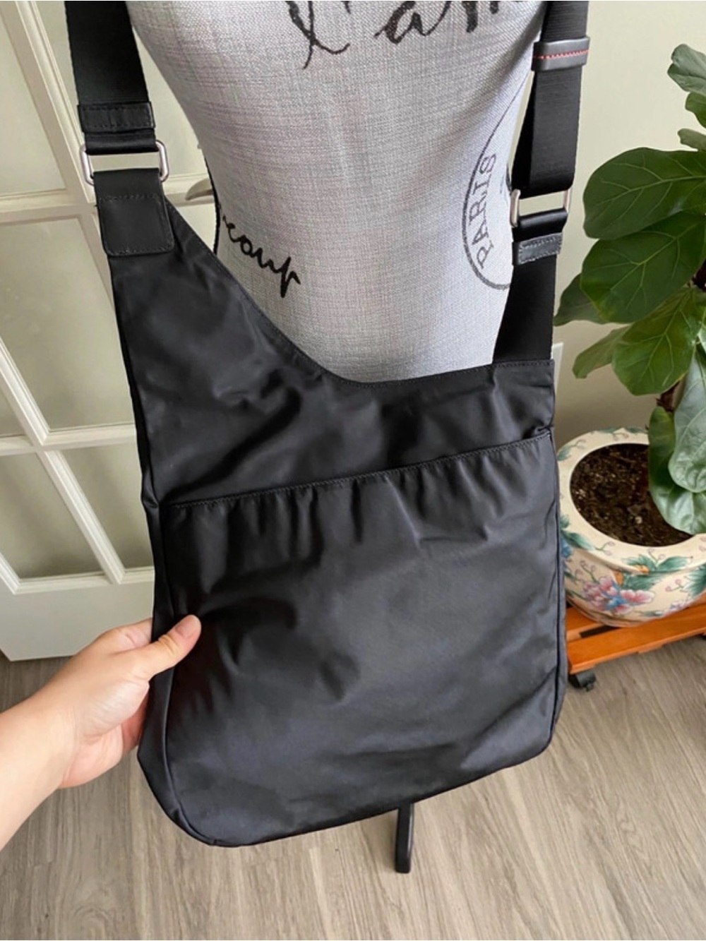 EUC tumi Sumatra voyager black nylon crossbody sling bag - Picture 6 of 6
